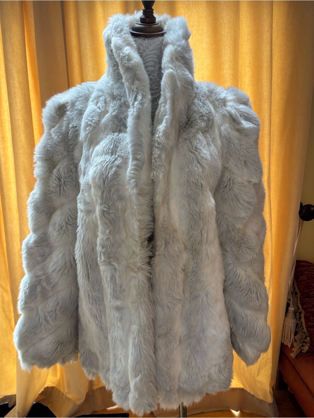 Vintage Jordache silver faux fur w/ pockets. Mob wife.